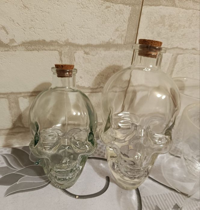 Черепи пляшки гарний стан