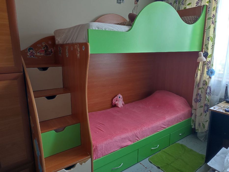 Продаю двоярусне ліжко з матрацами