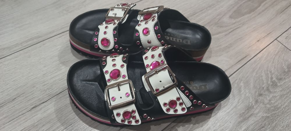 Klapki na niskiej platformie marki Dune