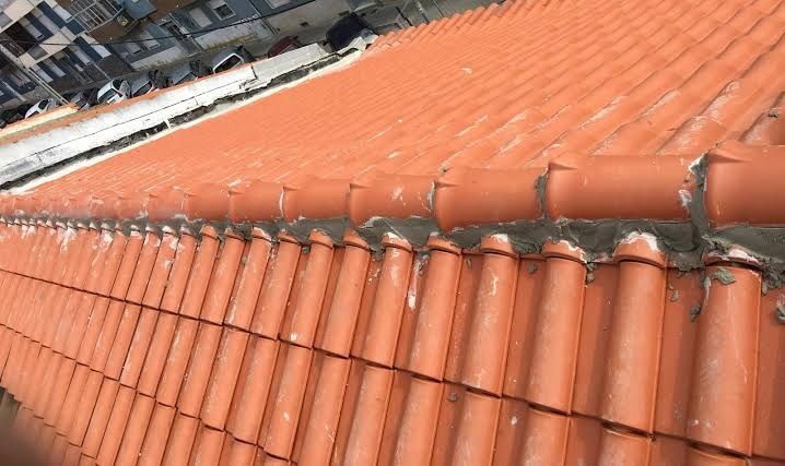 Limpeza de algeroz e impermeabilização de telhado