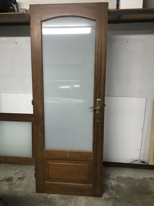 Porta em madeira com vidro