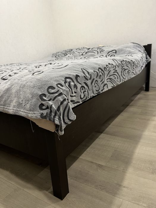 Кровать двухспплтная с матрасом