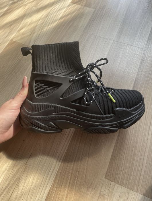 Wysokie buty sportowe ze skarpetą