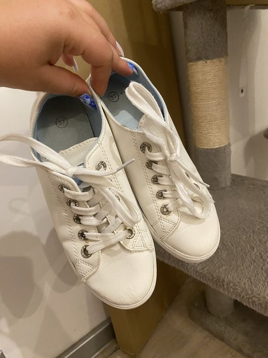 Białe buty trampki z elementami błękitu