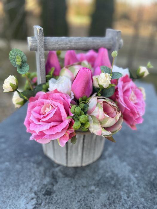 Kompozycja kwiatowa tulipany drewniana studzienka stroik na cmentarz