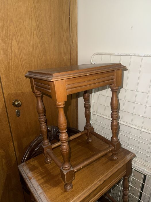 Bancos de madeira (grande e pequeno)