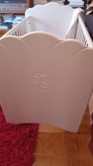 Cama de bebé com colchão