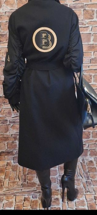 Elegancki i wytworny czarny płaszcz Marki BIBIONE