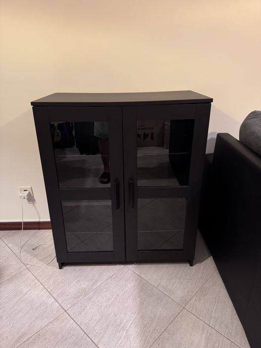 Armario com portas em vidro
