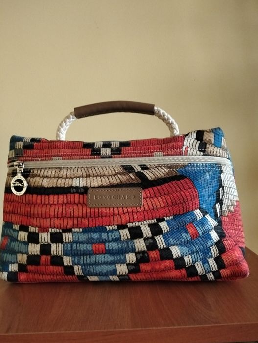 Маленька текстильна сумочка від бренду Longchamp