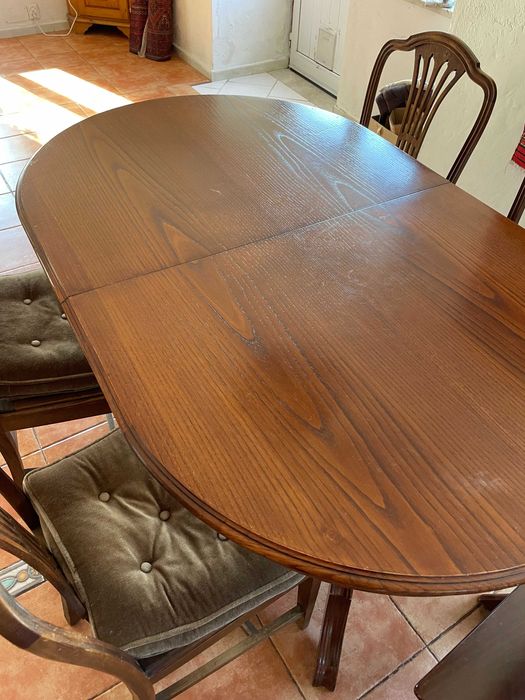 Mesa de jantar em madeira maciça com cadeiras