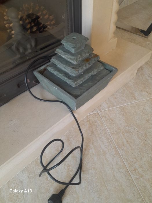 Fonte de água em cimento.