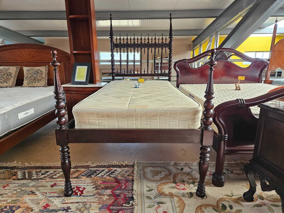 Cama antiga de solteiro em madeira com estrado e colchã