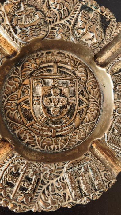 Cinzeiro Antigo em Bronze Maciço - Brasões de Portugal e Colónias (822g)