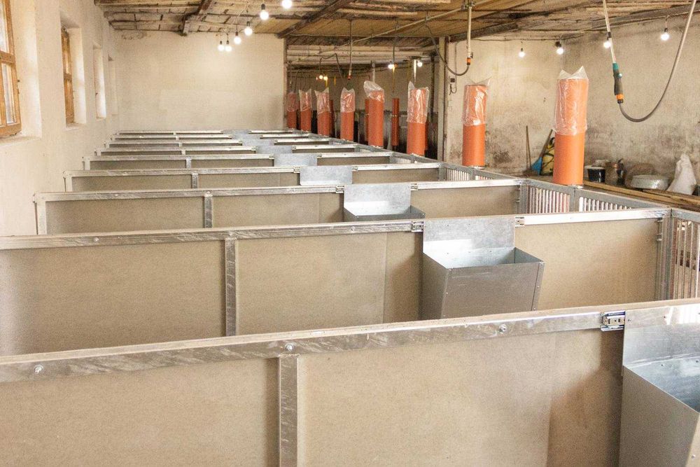 Продаж ферми з підсобними приміщеннями