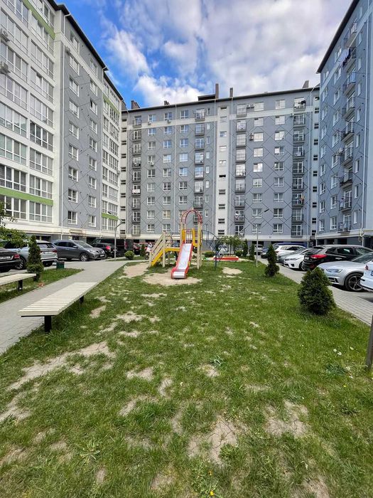 Простора двостороння 2 кім квартира