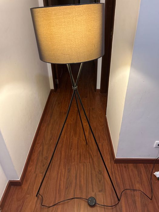 Candeeiro de pé preto