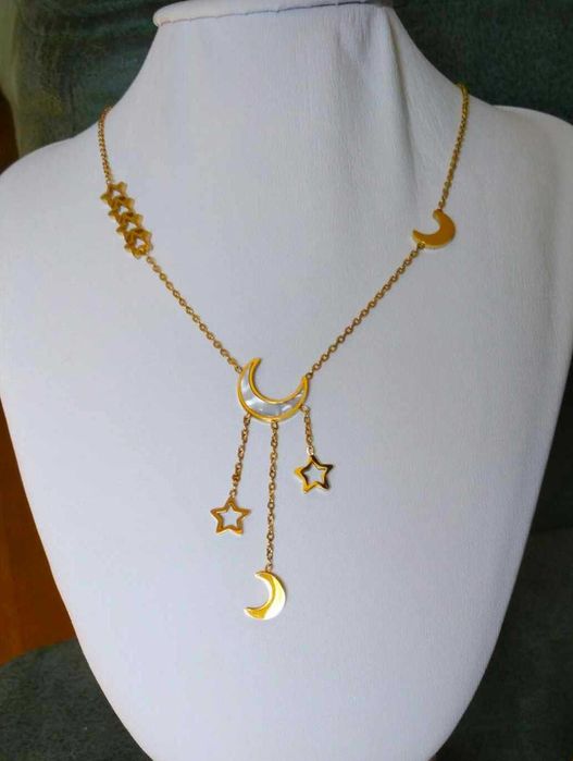 Colar Aço Dourado c/ Estrelas e Lua em Madreperola NOVO