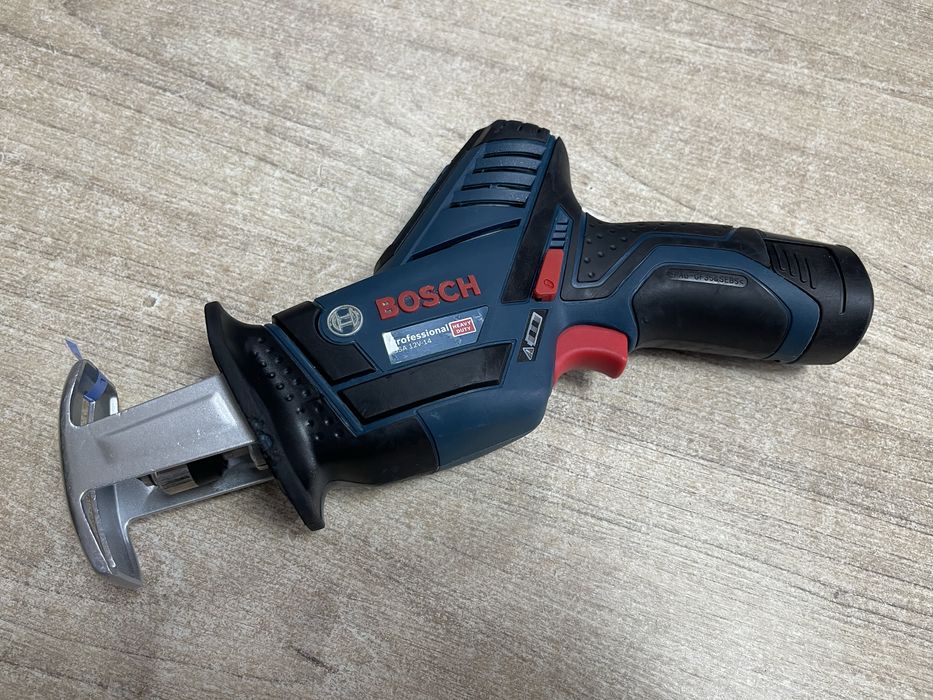 Bosch GSA 12V-14 / акумляторна шабельна пила Бош 12V