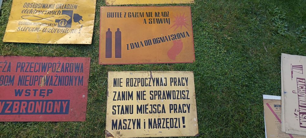Stara metalowa tablica z PRL-u