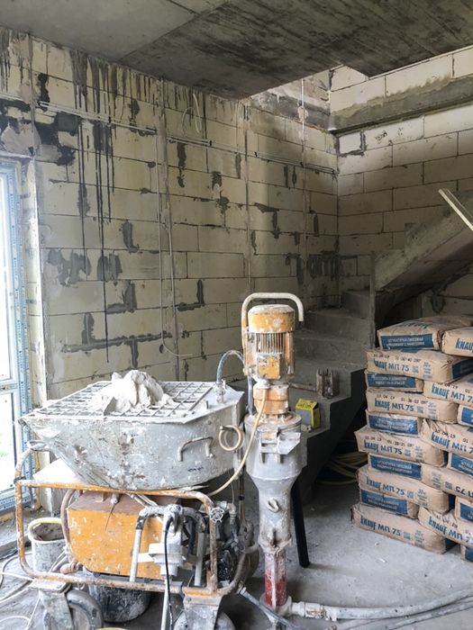 Штукатурка гіпсова та вапняно цементна машинним методом