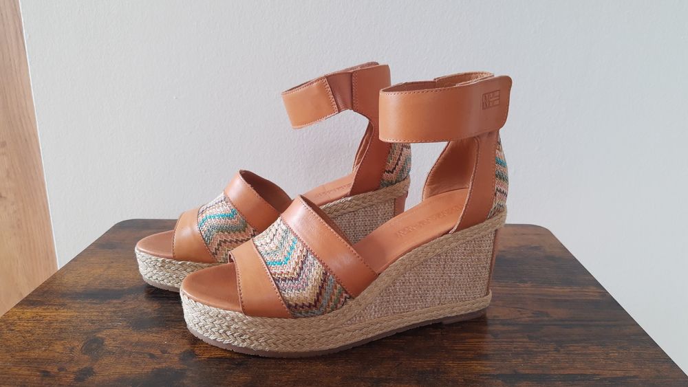 Buty letnie(sandały)na koturnie firmy Napapijri roz.39
