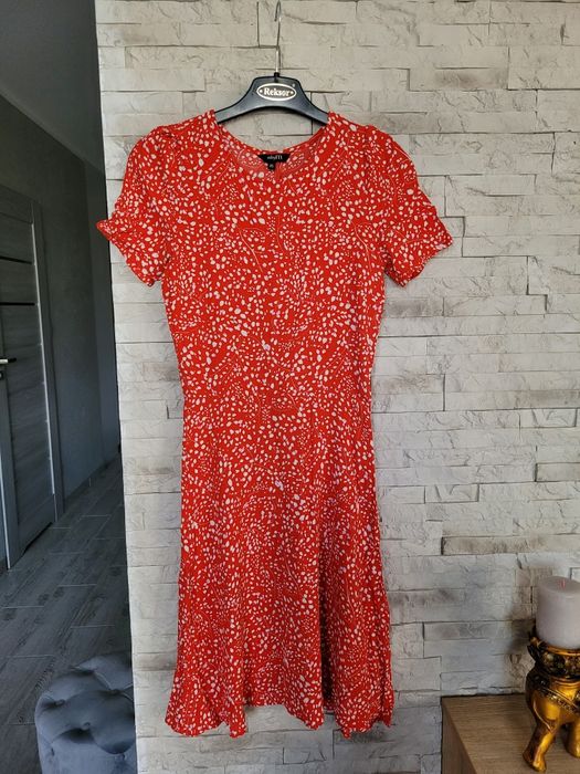 Czerwona sukienka w białe plamki mbyM XS/S wiskoza