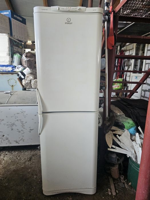 Холодильник Індезіт двухмоторний,морозилка ноу фрост
