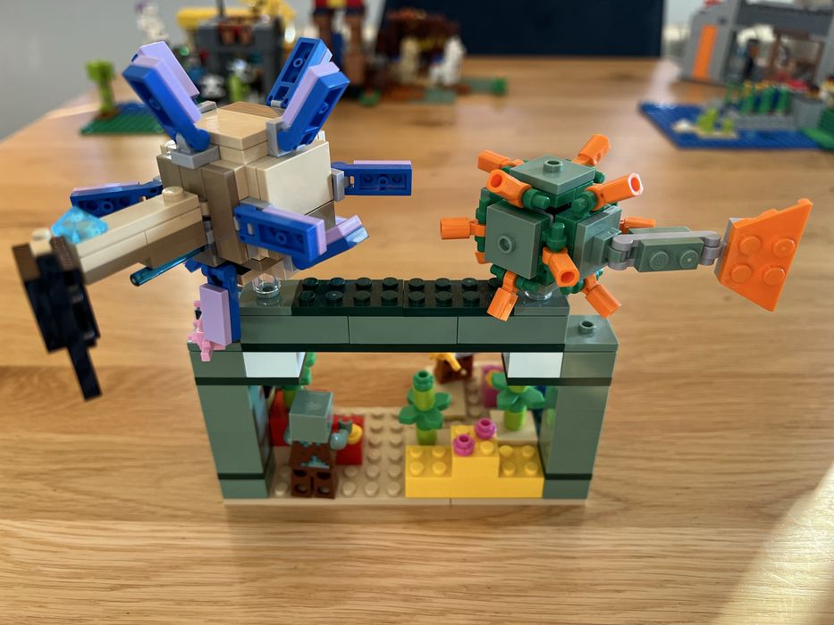 Lego Minecraft 21180 Walka ze Strażnikami