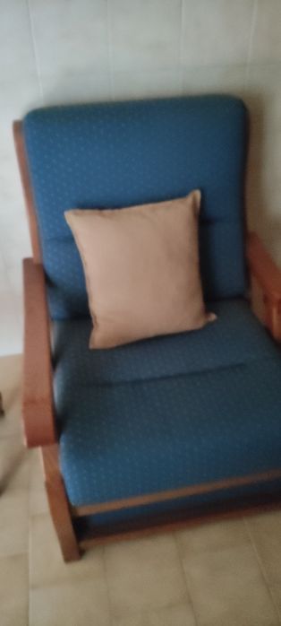 Conjunto de sofás, mesa e puffes