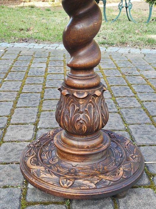 Zdobiona stara Lampa ze stolikiem