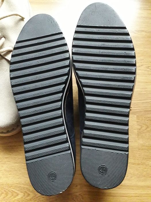 Obuwie letnie zamszowe.