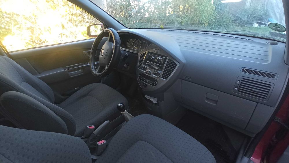 Auto Kia Carens 2004