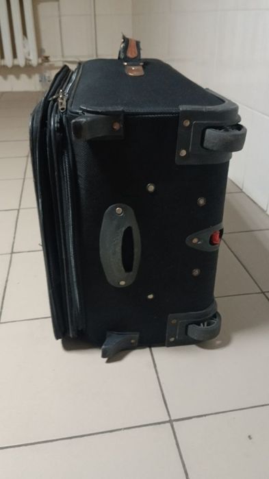 Валіза дорожня , в гарному стані.