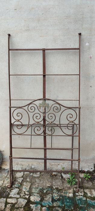 Cama de ferro antiga