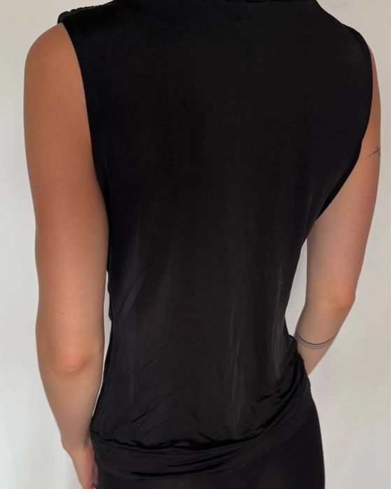 Топ з драпіруванням у стилі y2k