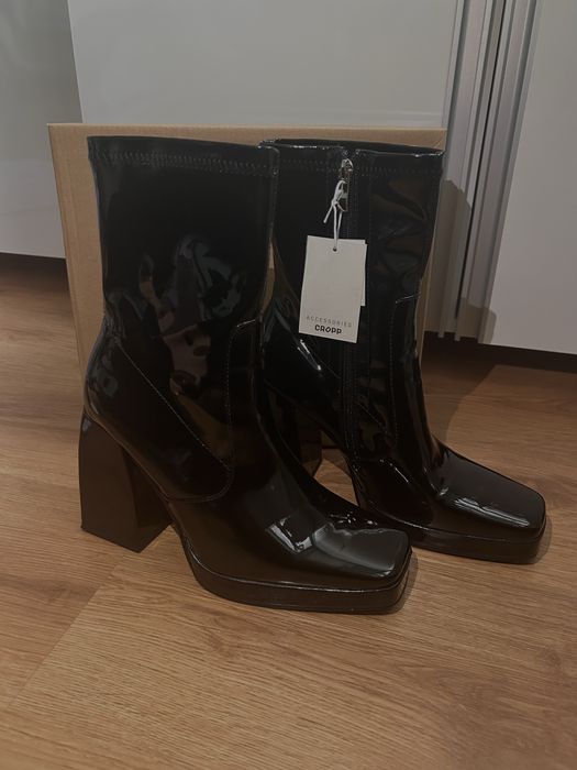 czarne kozaki na słupku