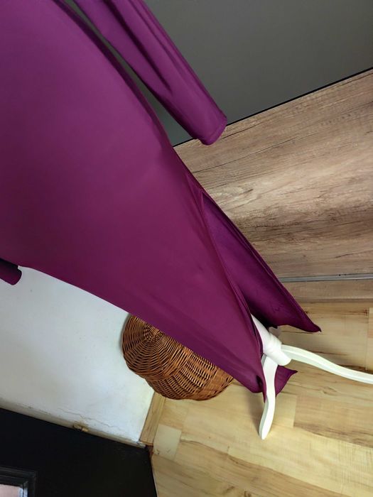 Długa śliwkowa sukienka z rozcięciem r.40