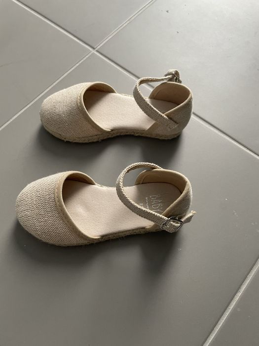 Sandalias beges novas