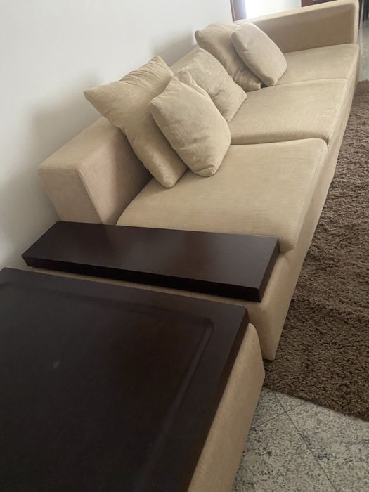 Sofá com almofadas e mesa de apoio