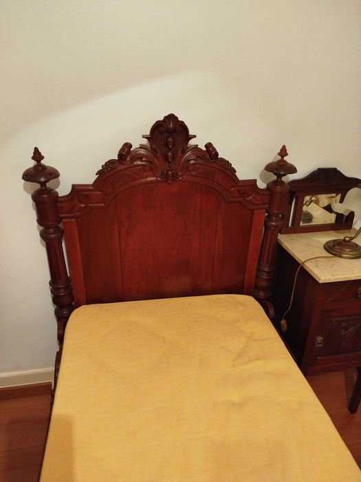 Cama de solteiro com colchão ortopedico e mesa de cabeceira secilo XIX