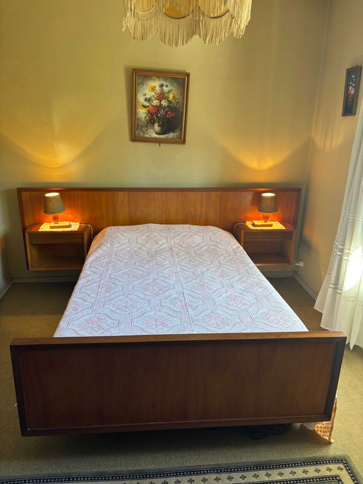 Cama com mesas de cabeceira integradas, incluindo colchões.