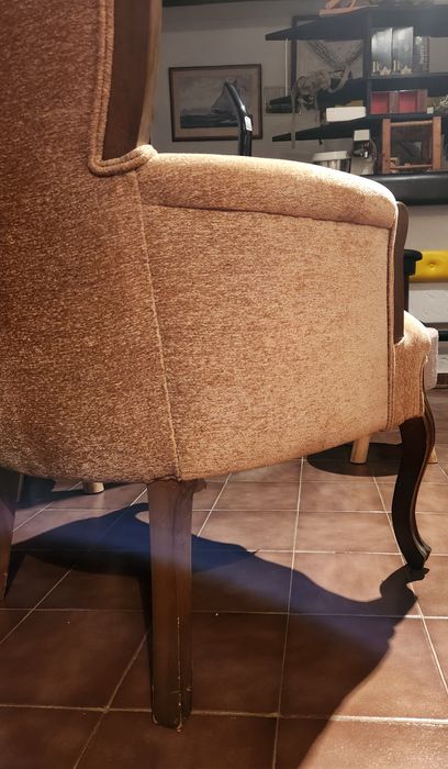 Poltrona em tecido e madeira