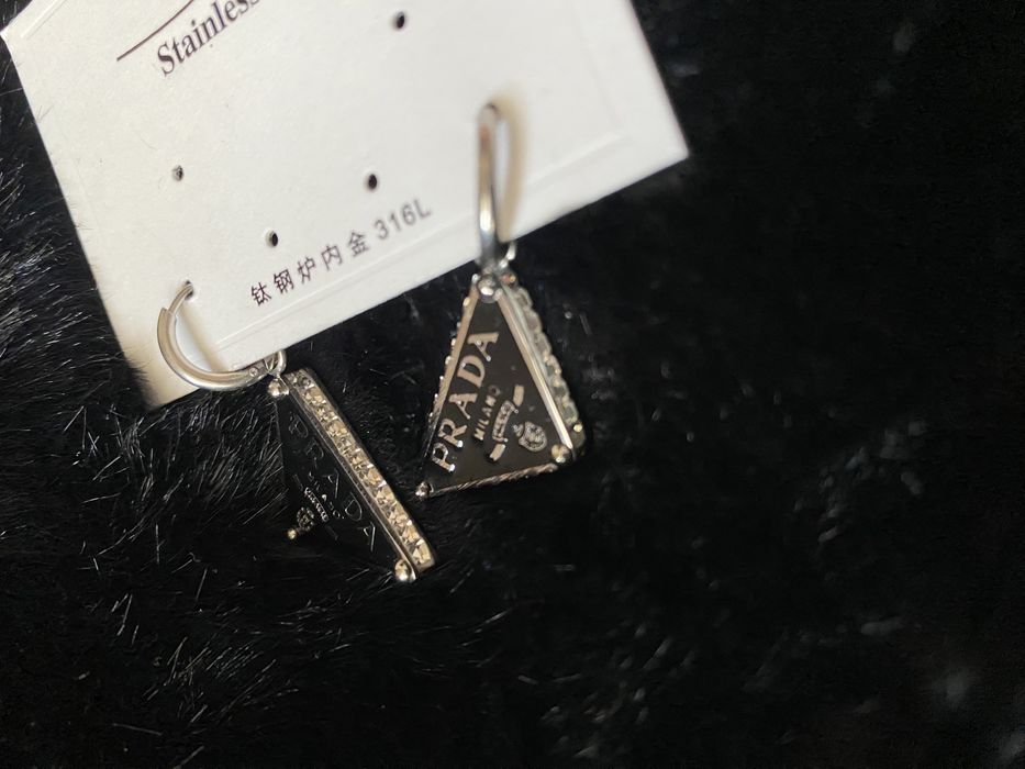 Сережки у стилі Prada з камінцями сталь