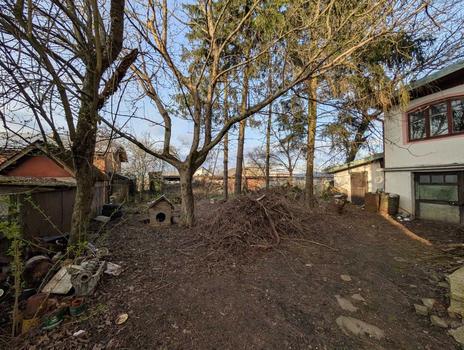 Великий будинок із землею, гаражем на початку міста _RR