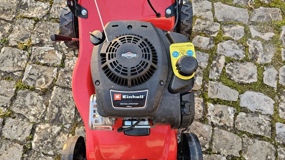 Corta relva com motor