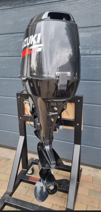 Motores fora de borda e material de barcos