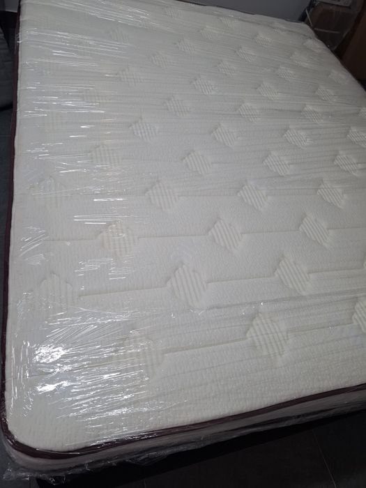 Cama Sommier casal estrado com colchão 2  mesas de cabeceira aparador