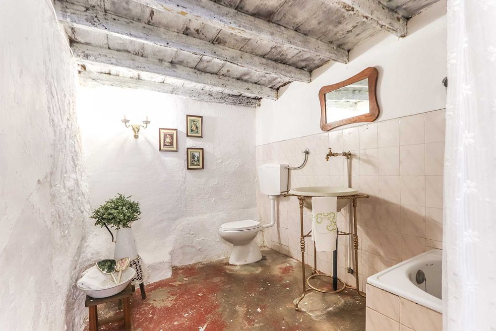 Duas casas no Alto Alentejo | 146m² | 49.000€ I Sem espaço exterior | Potencial investimento