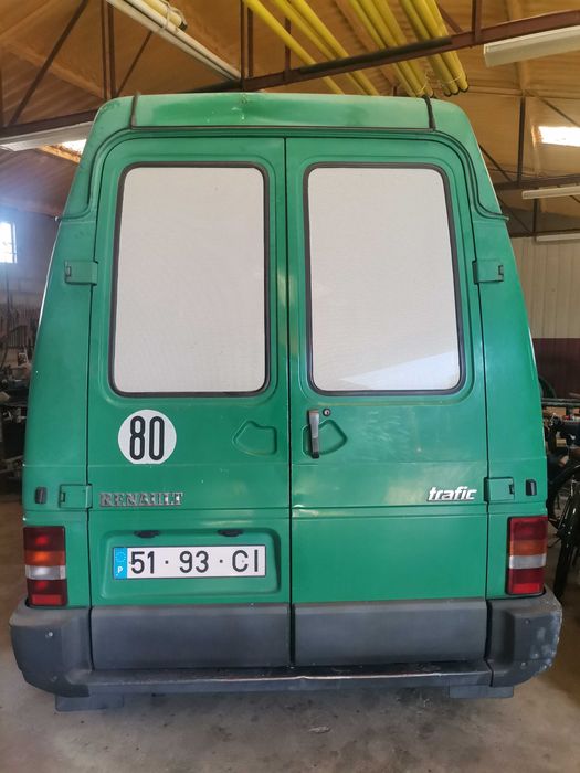 Carrinha Renault caixa fechada com sobreelevado